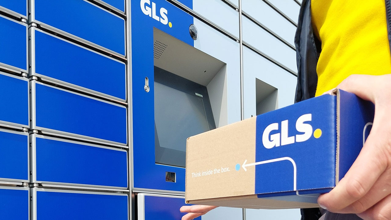 Contact GLS România: Telefon curier, urmărire AWB și reclamații colete 1 Curier GLS livrând un pachet la ușa unui client